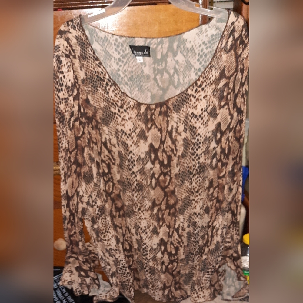 Women's B.i.y.a.y.c.d.a. flared sleeve shirt. Size Large